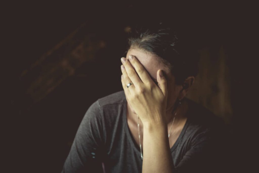 VAWA cónyuge ayudar trámite