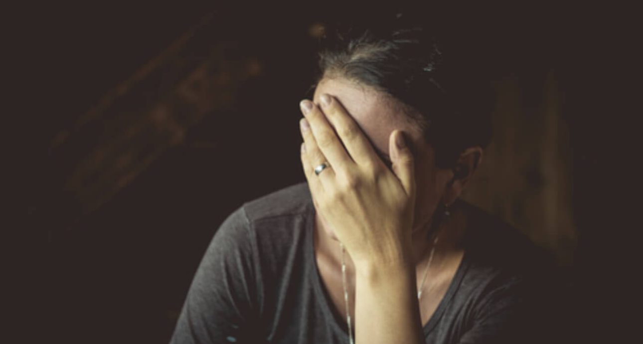 VAWA cónyuge ayudar trámite