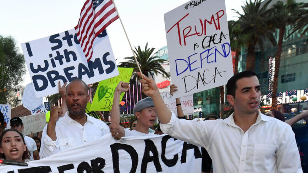 daca abogados de inmigración dreamers redadas deportaciones advance parole leyes de inmigración deportar créditos hipotecarios
